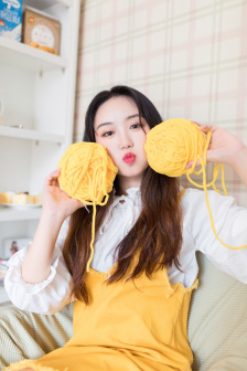英语课代表趴在桌子上做作业